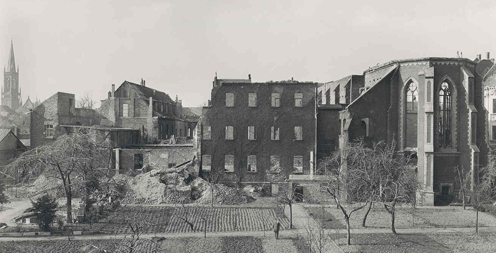 Inhaltsbild_Franziskanerkloster_1945 Inhaltsbild_Franziskanerkloster_1945